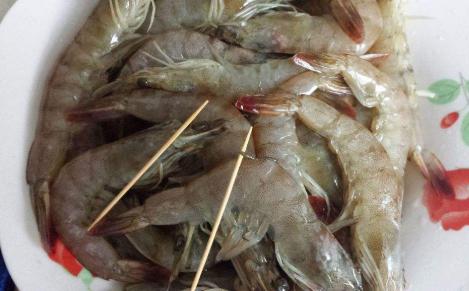 吃几十年才晓得，虾不能直接加水煮，掌握一招，肉质鲜嫩更营养