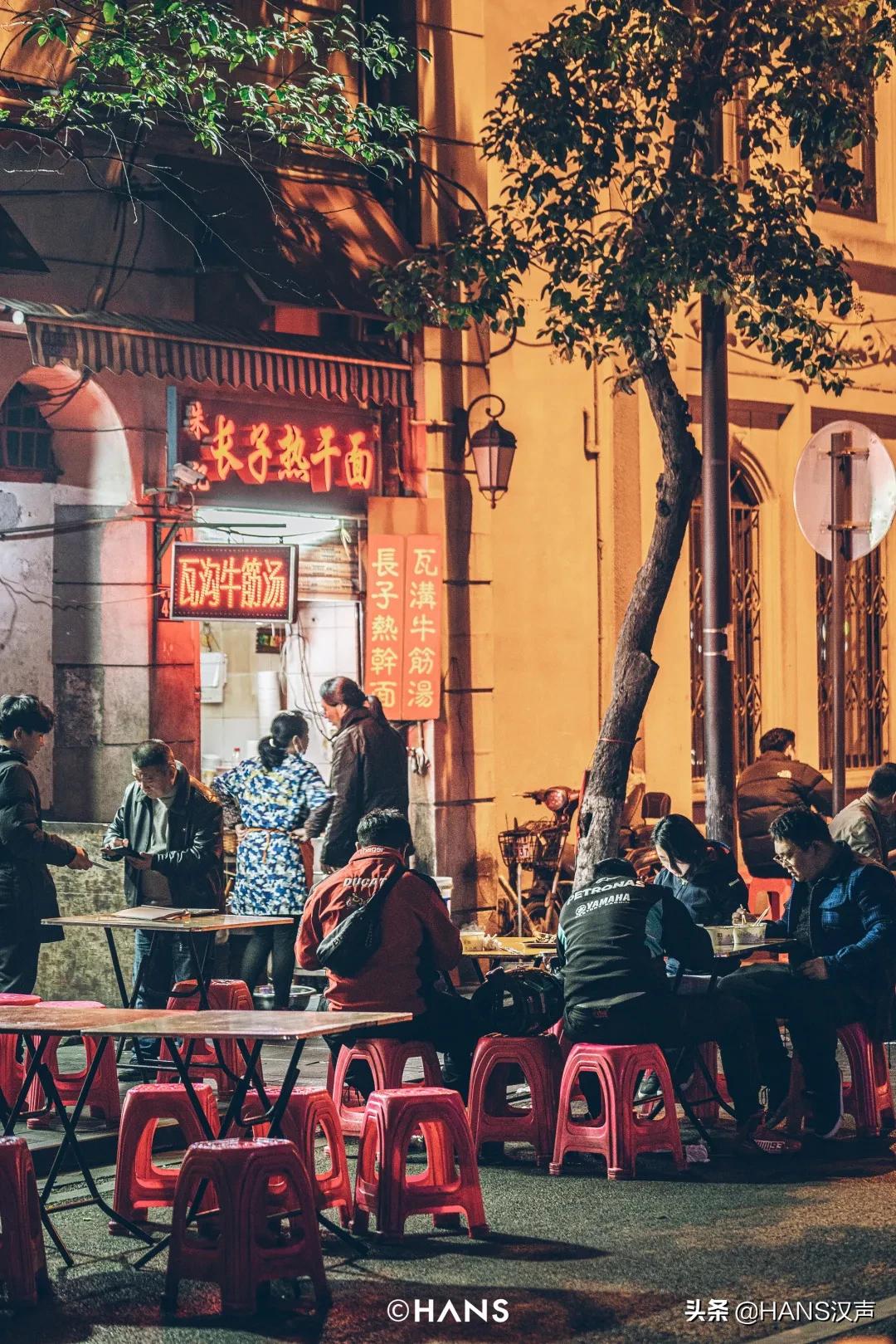 武汉神秘三角地，马路牙子上的通宵派对