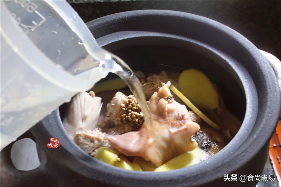 老妈炖的猪肚很好吃,老妈在做猪肚鸡