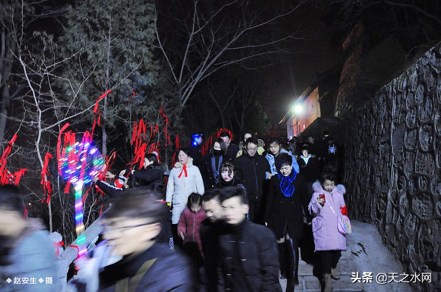 甘肃天水数万民众“上九朝观”祈福纳祥争烧头柱香！（组图）