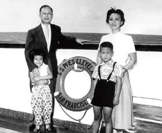 钱学森参加国宴，没找到座位，主管笑着说：你应该坐主席旁边