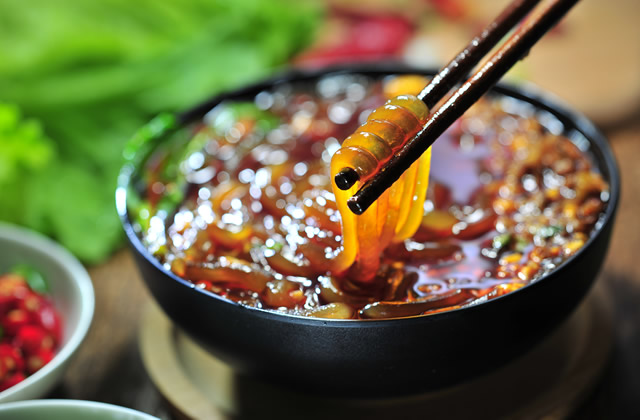 做什么样的街头小吃生意最火,做什么街边小吃生意比较赚钱