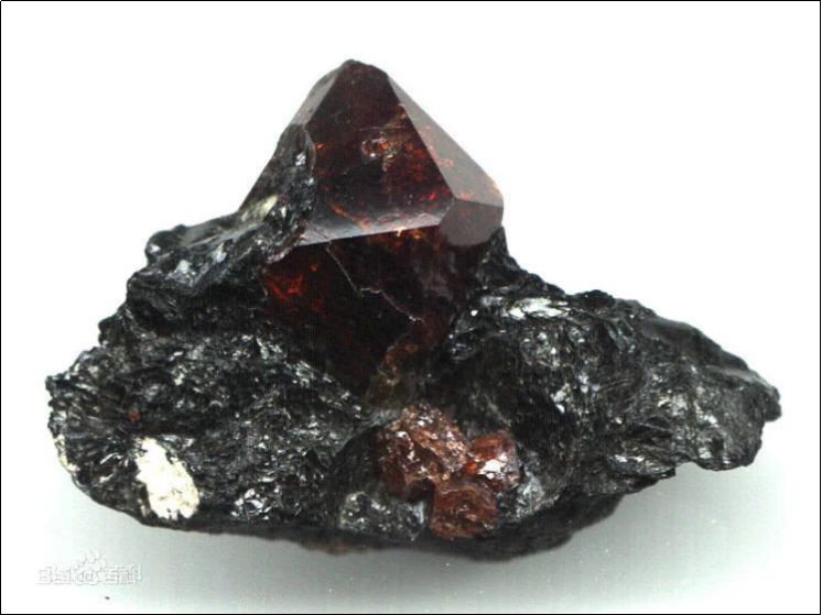 这种不值钱的“石头”，冒充了所有贵宝石，小心防备