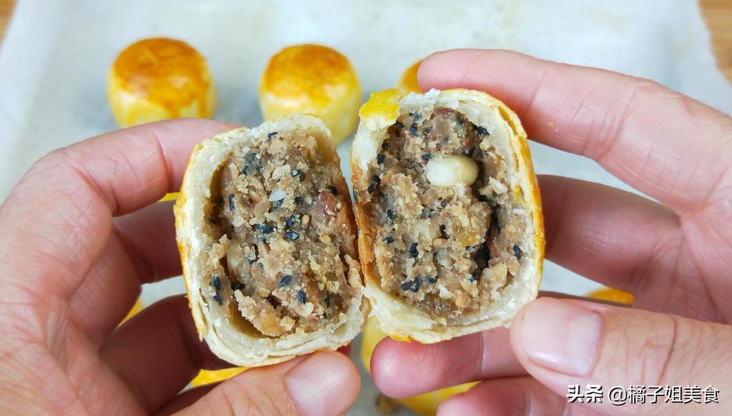 五仁月饼的教程家常,五仁月饼从和面到做的方法