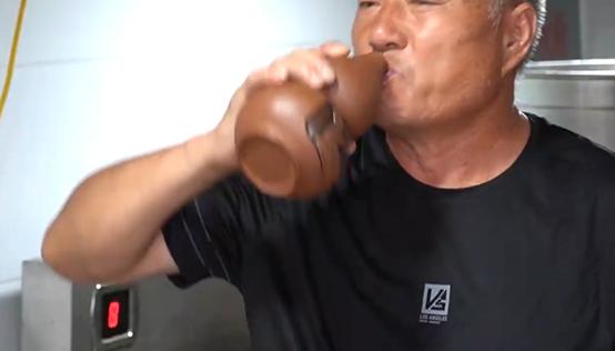 摆地摊卖手撕鸡一天卖5只,河南大爷路边卖鸡40年