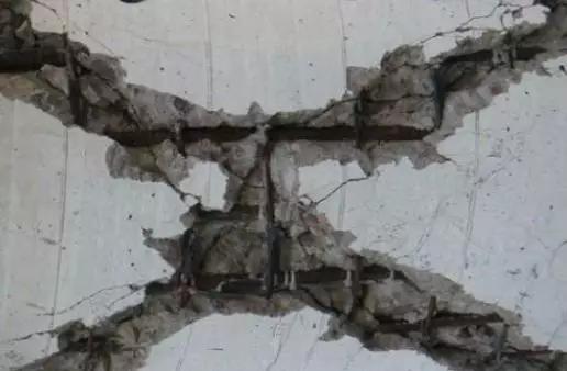 混凝土地面开裂什么原因,混凝土房顶开裂的原因和处理方案