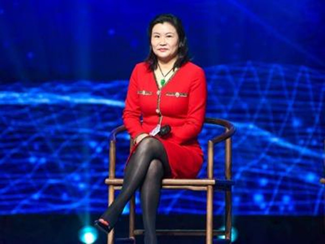 15岁到广东打工，后靠苹果成女首富，今1年损失500亿靠补贴来度日