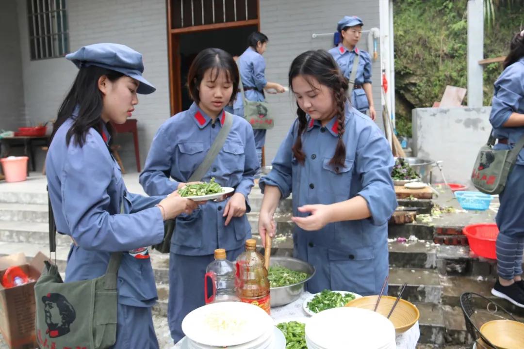 上井冈传承火种守初心，下豫章接续奋斗图新志——学校井冈山拓展培训活动纪实