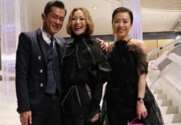 香港女首富甘比被质疑品味？参加公益活动一件半袖价值1万4