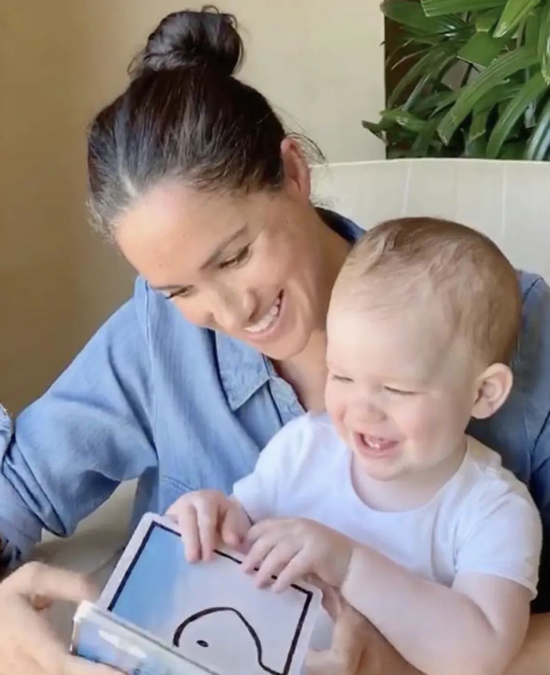 梅根在王室时经常闹出丑闻,梅根和哈里爆料王室新丑闻