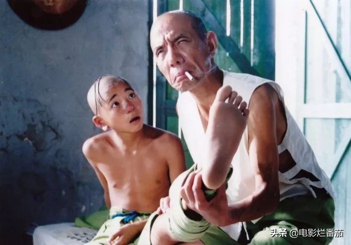 “我们都是小把戏”，这部92年神作，对成人世界的暗讽不输周星驰