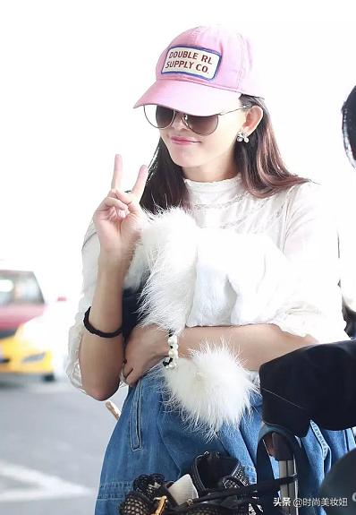 林志玲侧脸戴棒球帽,林志玲一袭拼色抹胸上衣配黑长裤