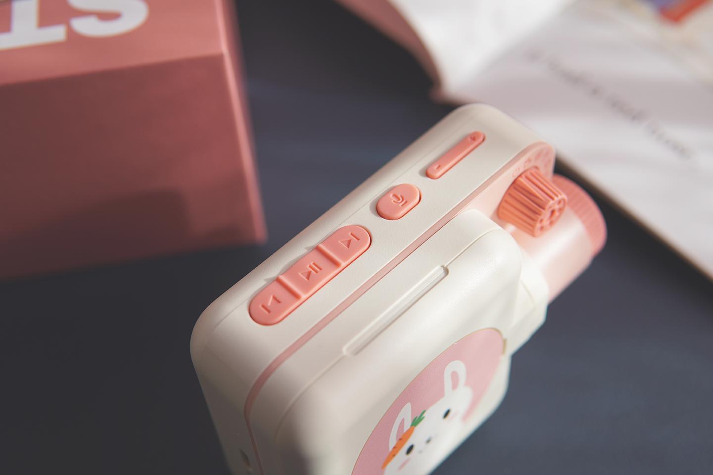 带娃好帮手，能投影能互动的趣学伴儿童故事放映机