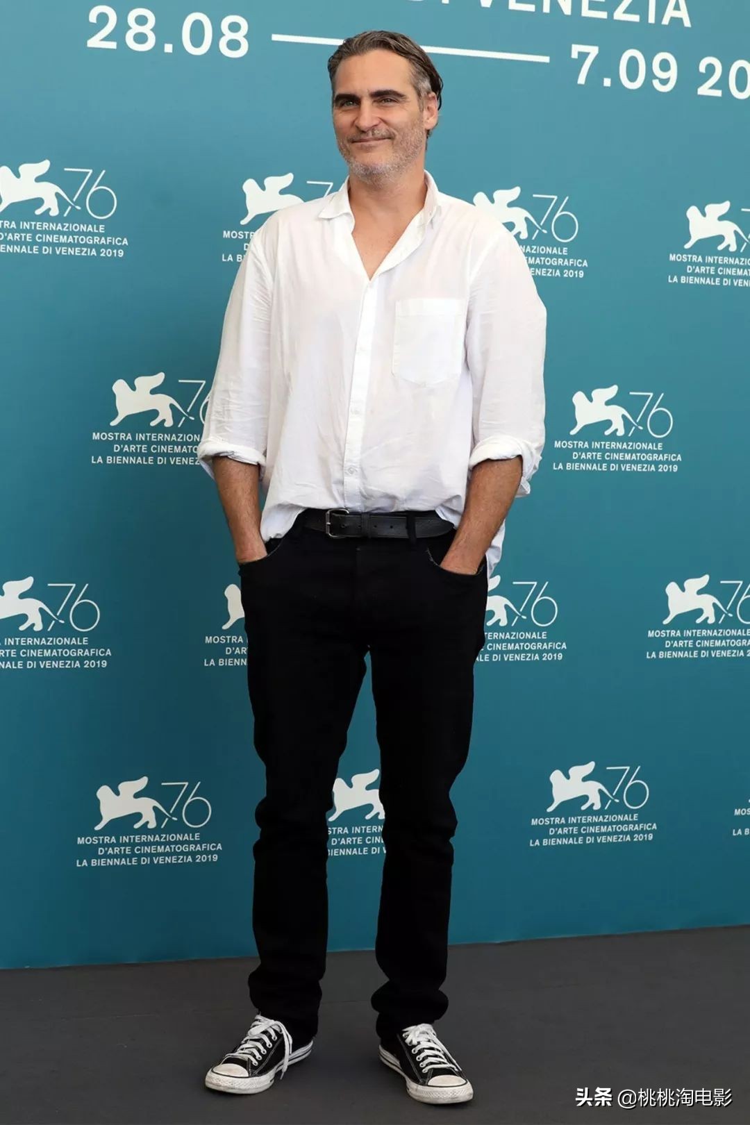 华金菲尼克斯名利场采访,华金菲尼克斯小丑西装