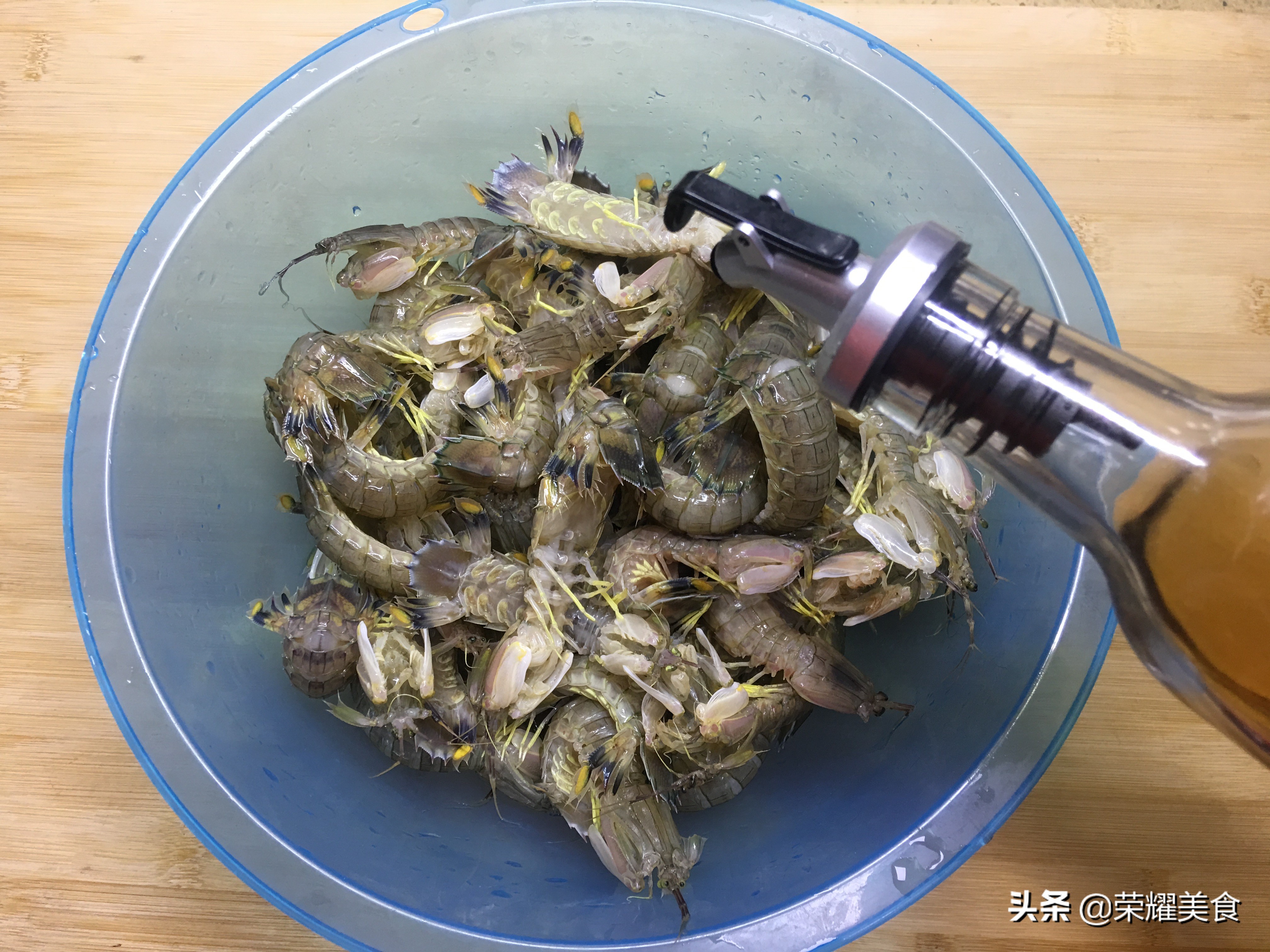 做好的皮皮虾正确吃法,学会皮皮虾的两种最简单吃法