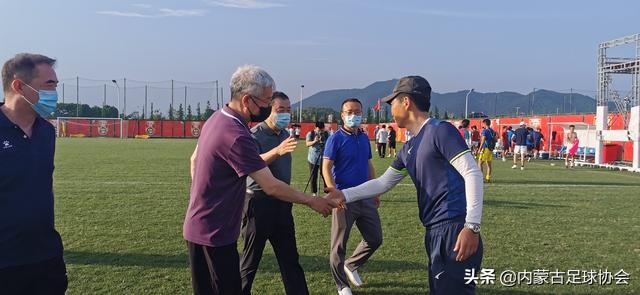 内蒙古足球协会副主席吴刚慰问呼和浩特足球队