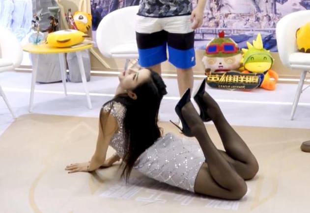 S9*牙虎**二台女解说做活动裙子太短出事故！解说直播间差点被禁封