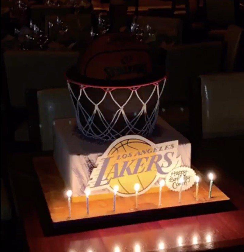 湖人三连冠成员泰伦卢,泰伦卢晒湖人主题蛋糕