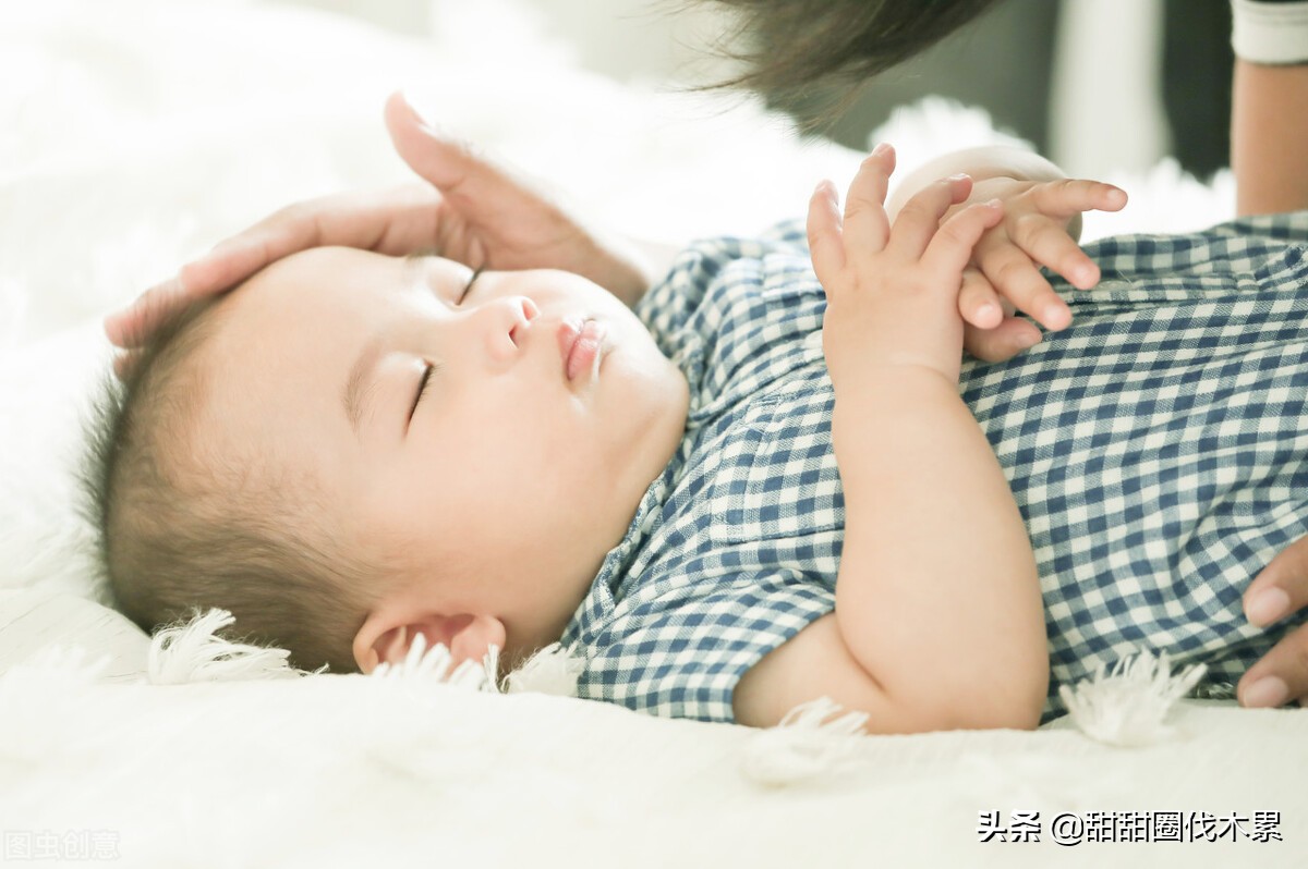 新生儿白天睡觉晚上闹怎么调整,晚上闹觉的婴儿怎么哄睡