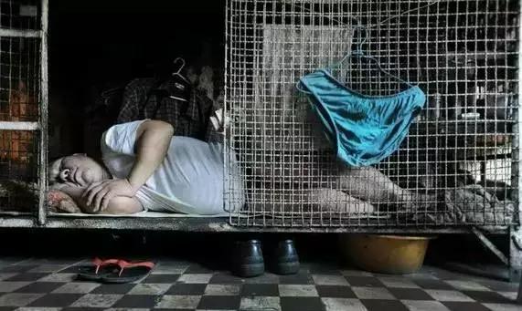 香港鸽笼房和棺材房真实生活,香港的棺材房是怎么样的