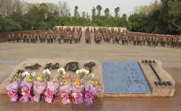 嫌工资低辞职光脚坐在火车站,成都市副市长辞职