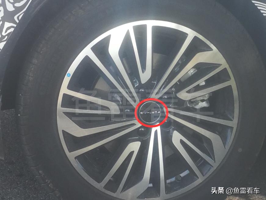 答案揭晓，竟是东风柳州全新MPV，前大灯比预想的还要出彩