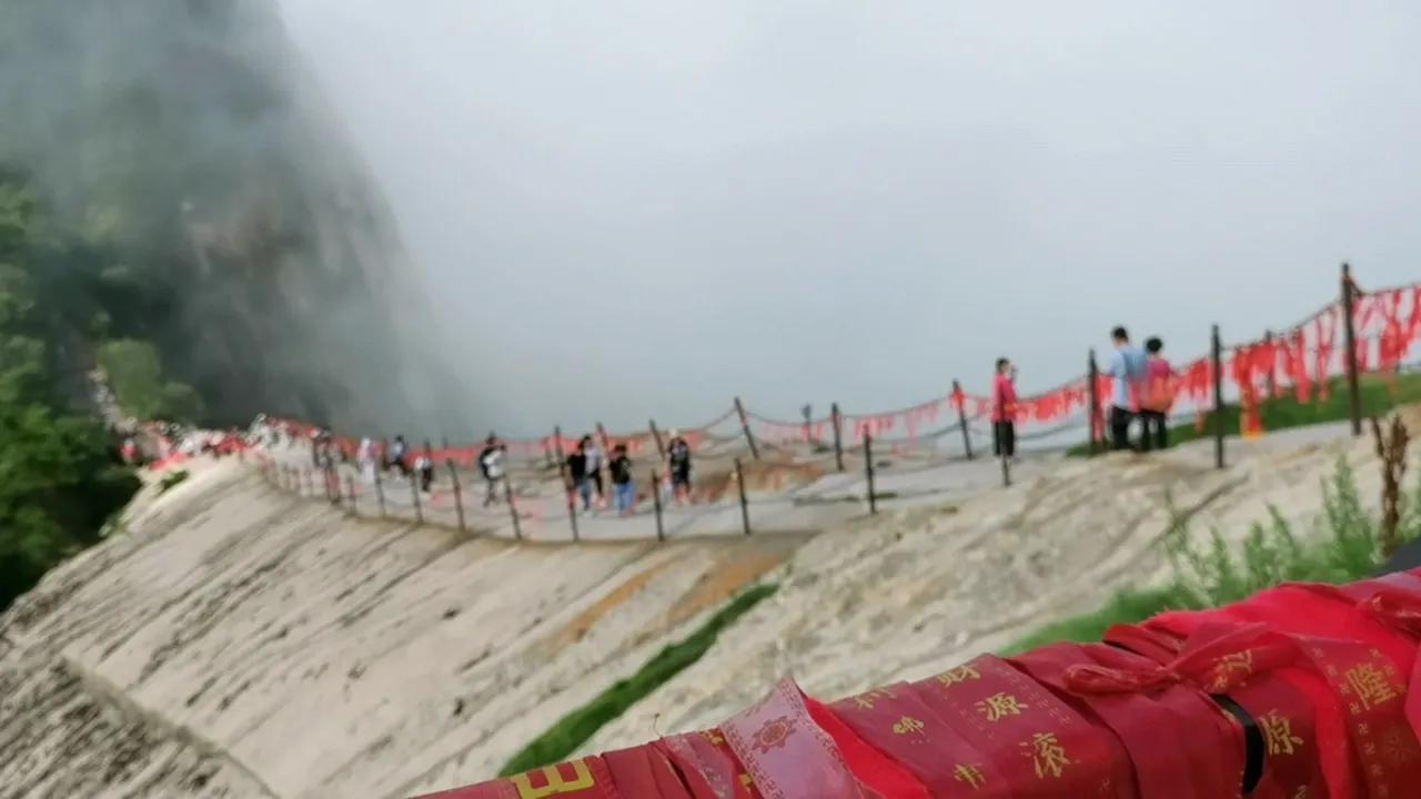 爬华山几小时能登顶,首次登顶华山之巅