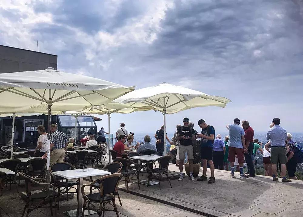 公共停车位被电动车霸占违不违法,电动车占用公共停车位的行为