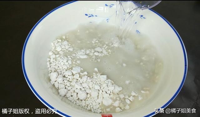 这个饼吃起来唇齿留香,这饼不放一滴水又酥又香口味甜