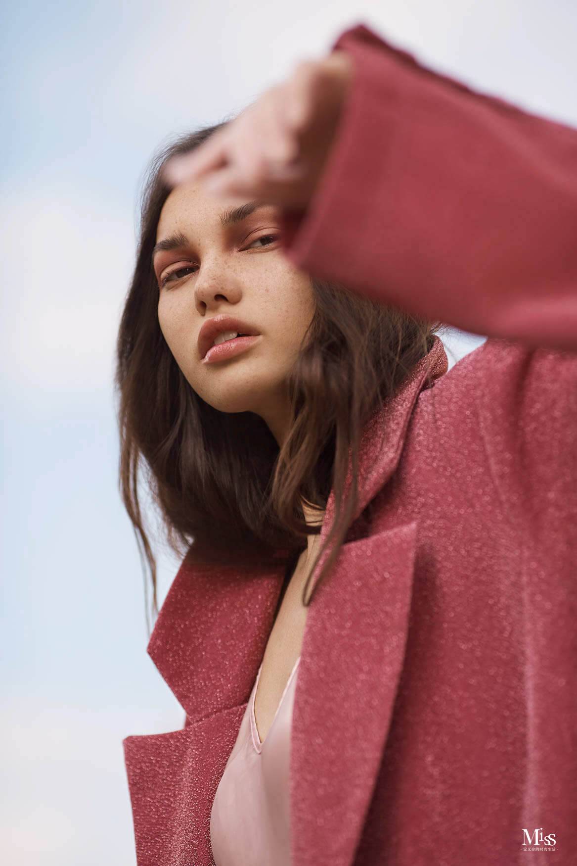 哑光妆容的魅力，在于提供漆黑的夜晚，展现色彩之美