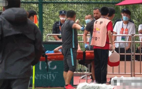 球坛又现流血事件！23岁足球新星顶球时被撞，血流满面当场送医