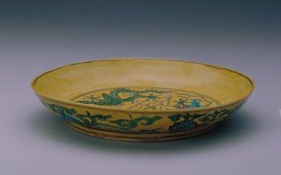 浅绿色釉瓷器,深绿色釉的瓷器