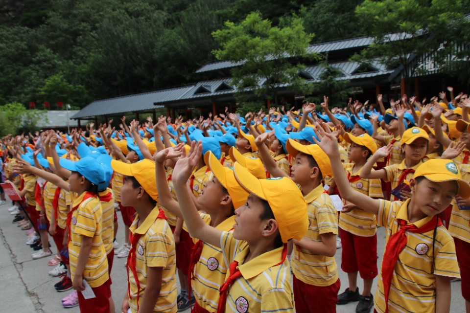 610名可爱的孩子在少华山共绘70米中华龙、千人高歌中国梦！