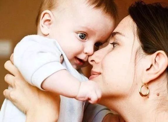 李亚男晒二胎女儿满月照，吸吮手指软萌可爱！附1-2月宝宝早教