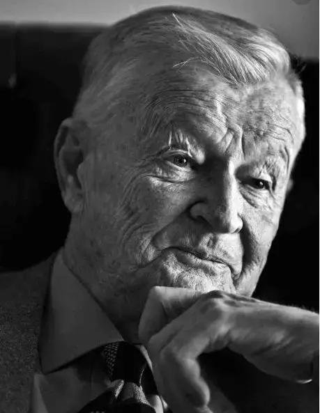 美国的奶头战略有多可怕！郭美美出狱就晒百万卡地亚，最美酒托出狱也想当网红