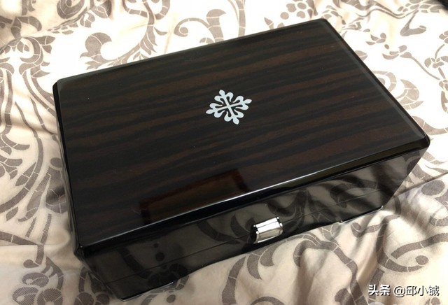 尴尬了！张馨予竟然送给男友一块假的“百达翡丽”