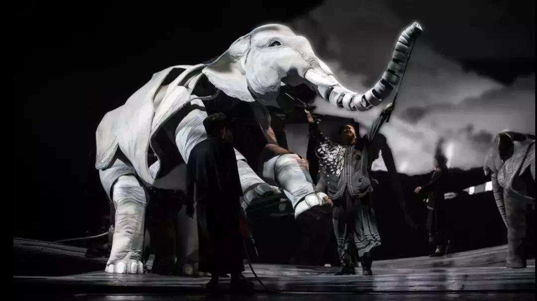 歌颂祖国，战象献礼！3.8m巨型“偶象”跳出课本