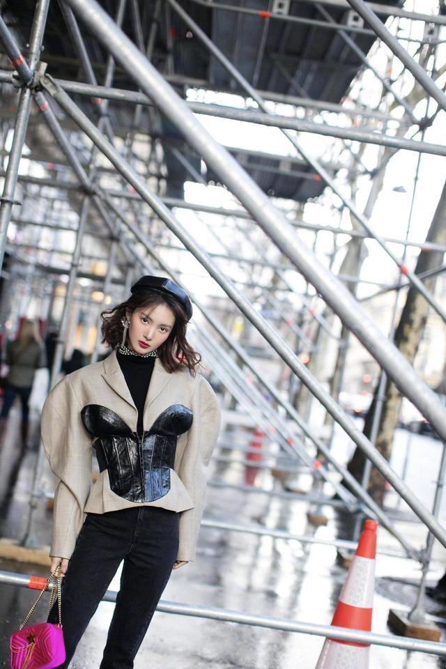 高圆圆一条土掉渣的碎花裙,高圆圆一袭长裙微露香背好看至极