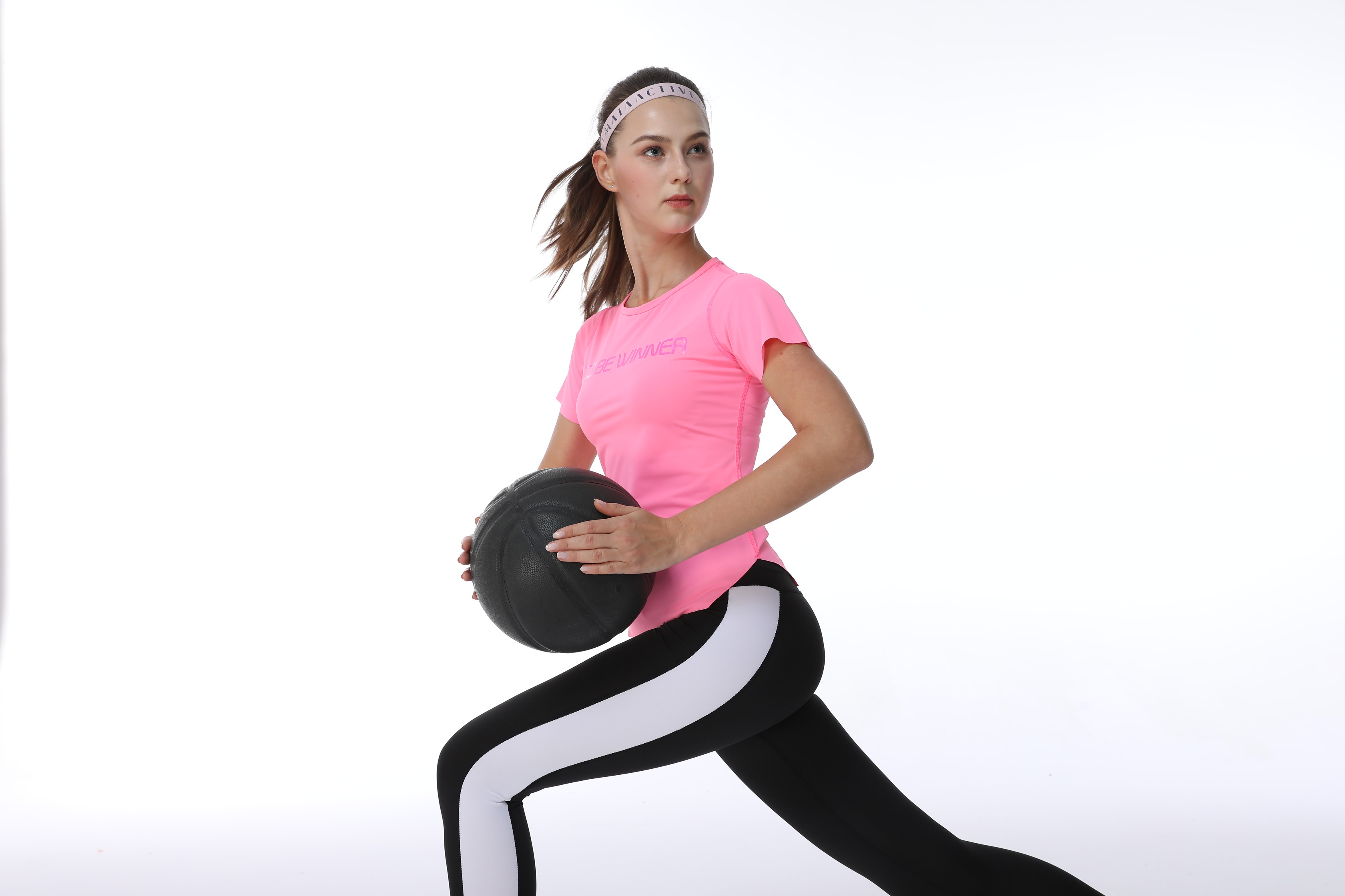 瑜伽服是穿紧身的还是要贴身的好,如何挑选自己的瑜伽服