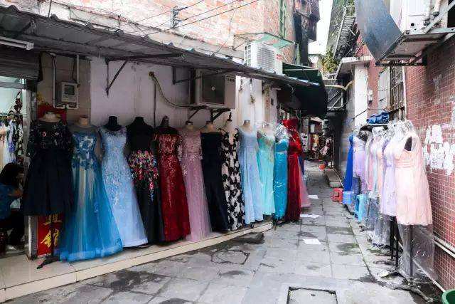 广有一条贩卖幸福的街，每天来这里的人，99%都是办喜事的