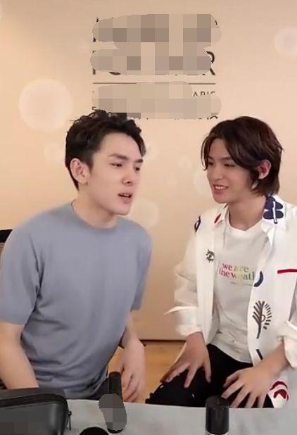 杨幂高调现身李佳琦直播间,杨幂穿涂鸦短裙现身李佳琦直播间