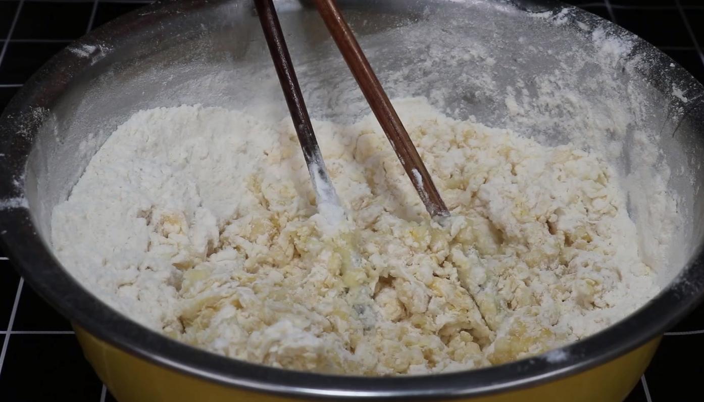 只有面粉和酵母的家庭版油条做法,懒人100种早餐小油条的做法