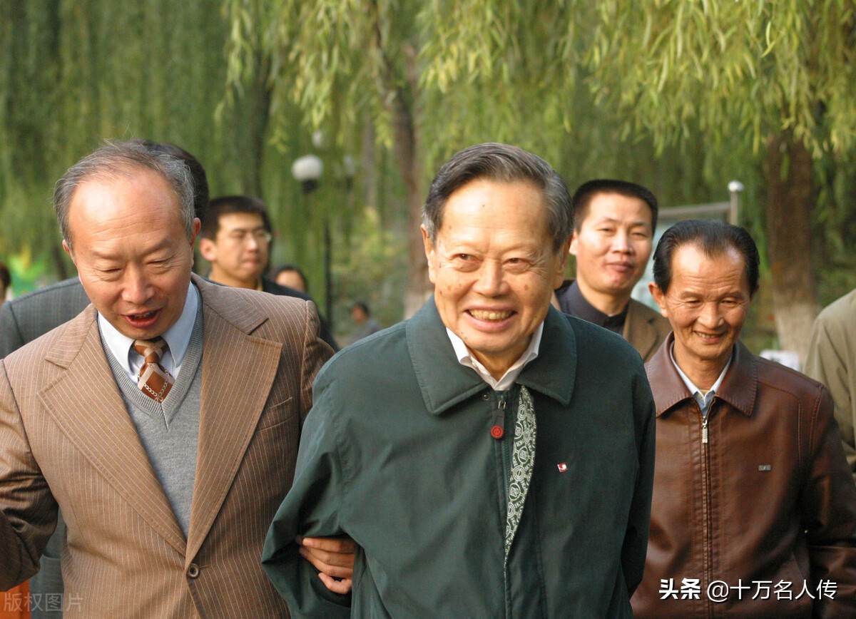 杨振宁的艰巨求学,杨振宁怎样看待外界的非议