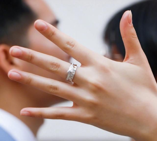 买钻戒买什么款式的戒指最好,钻戒和什么材质的戒指搭配一起戴