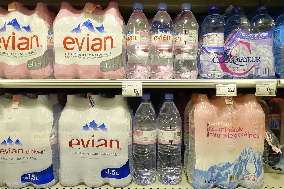 依云矿泉水纪念版,1500块钱一瓶左右的依云矿泉水