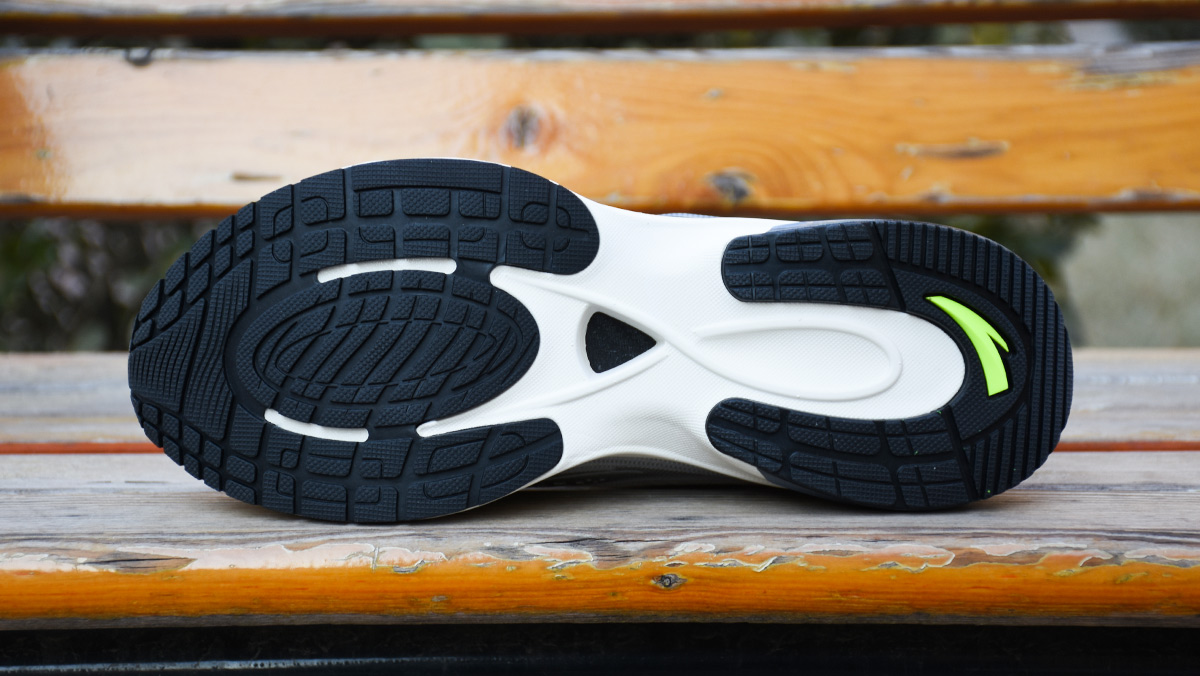 黑科技跑鞋,安踏缓震跑鞋测评