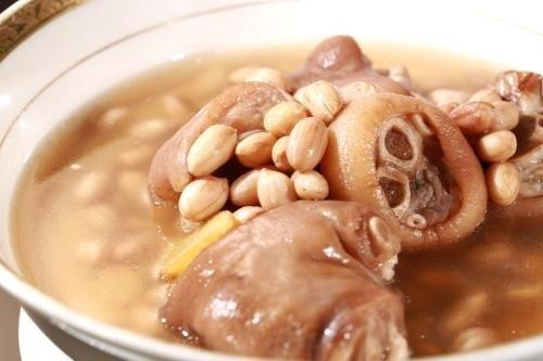 月子里花生猪蹄汤下奶的做法,产妇喝的猪蹄通草花生汤怎么做