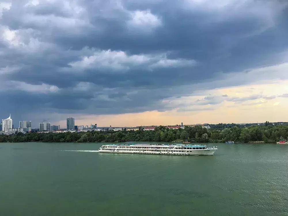 公共停车位被电动车霸占违不违法,电动车占用公共停车位的行为