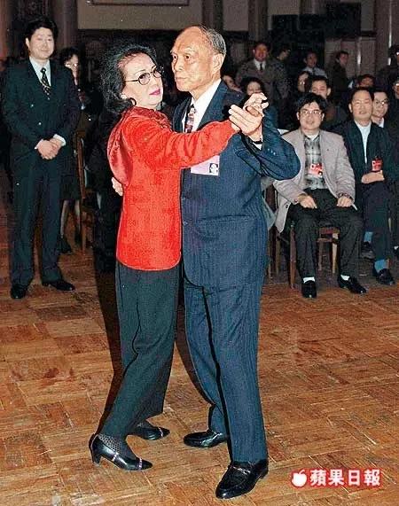 三房太太，13名子女，争夺几百亿家产，霍家宫斗比港剧精彩多了