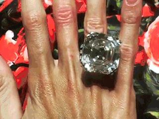 别琢磨怎么学郭碧婷秀钻戒了，在它面前“鸽子蛋”都会黯然失色！